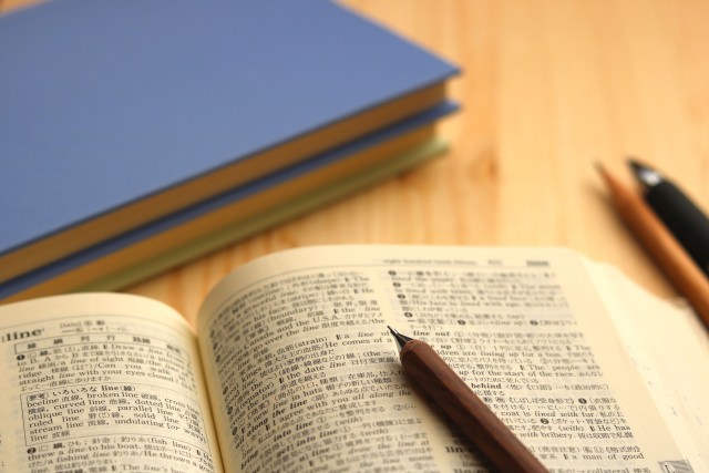 英語の辞書とペン