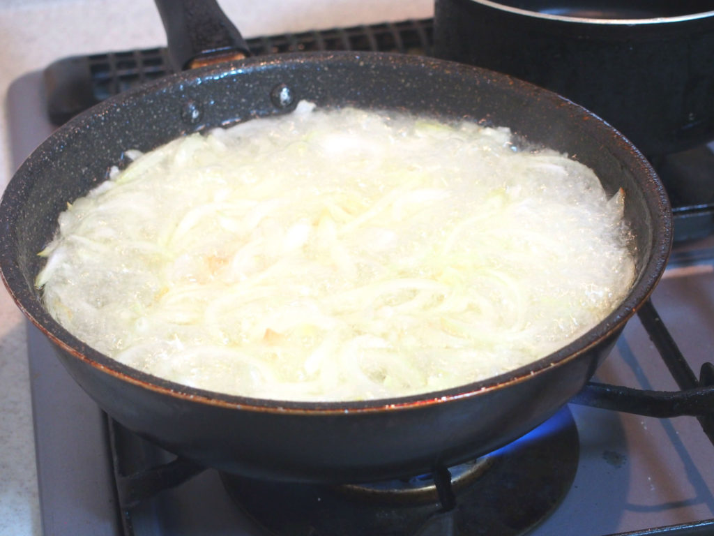 玉ねぎをフライパンで揚げる
