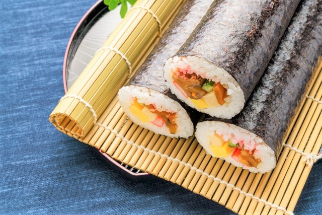 恵方巻 (Ehomaki Sushi Roll)